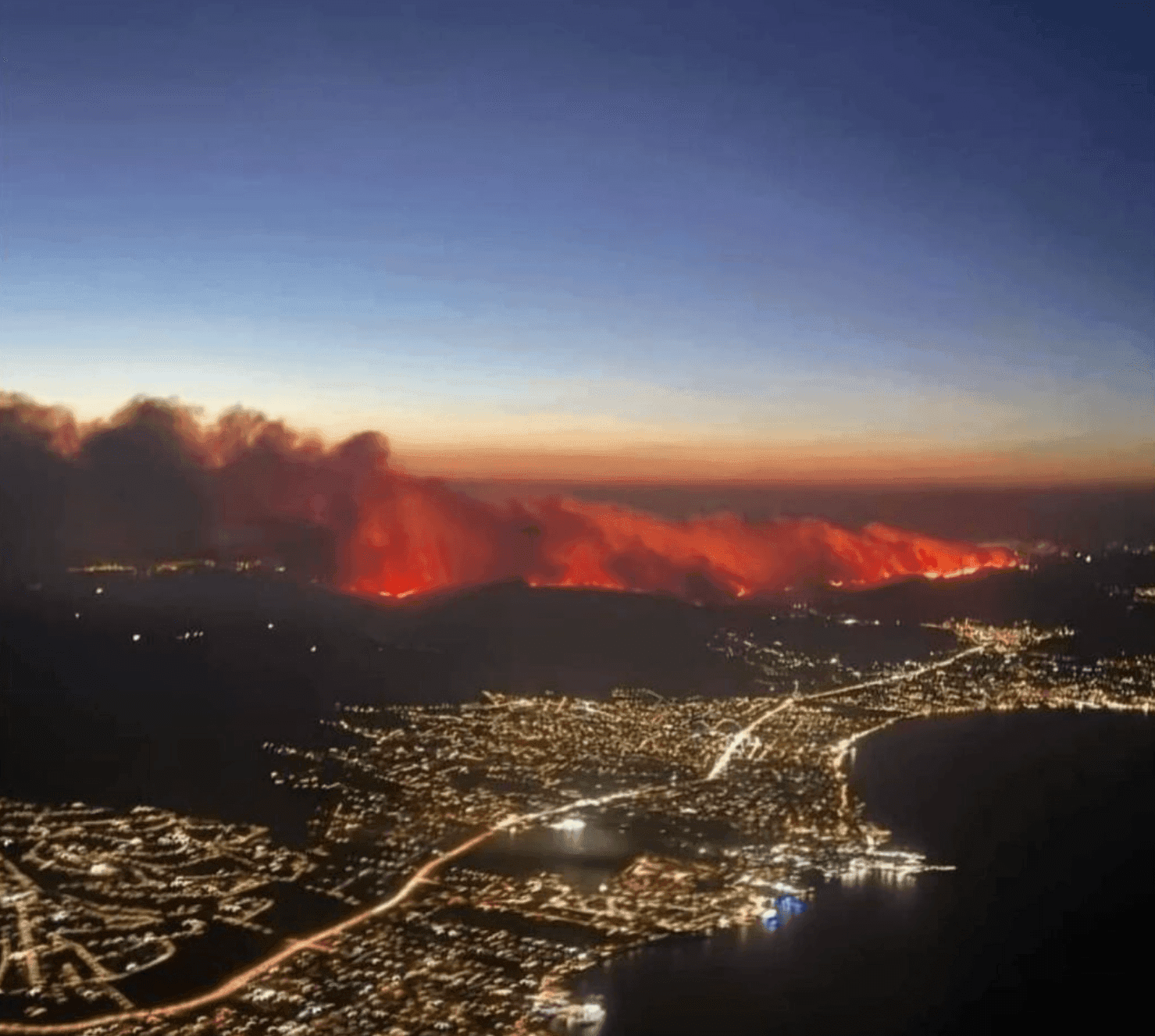 πώς φαινόταν η φωτιά στον Βαρνάβα (11.08) από πολιτικό αεροπλάνο / forecastweather.gr 