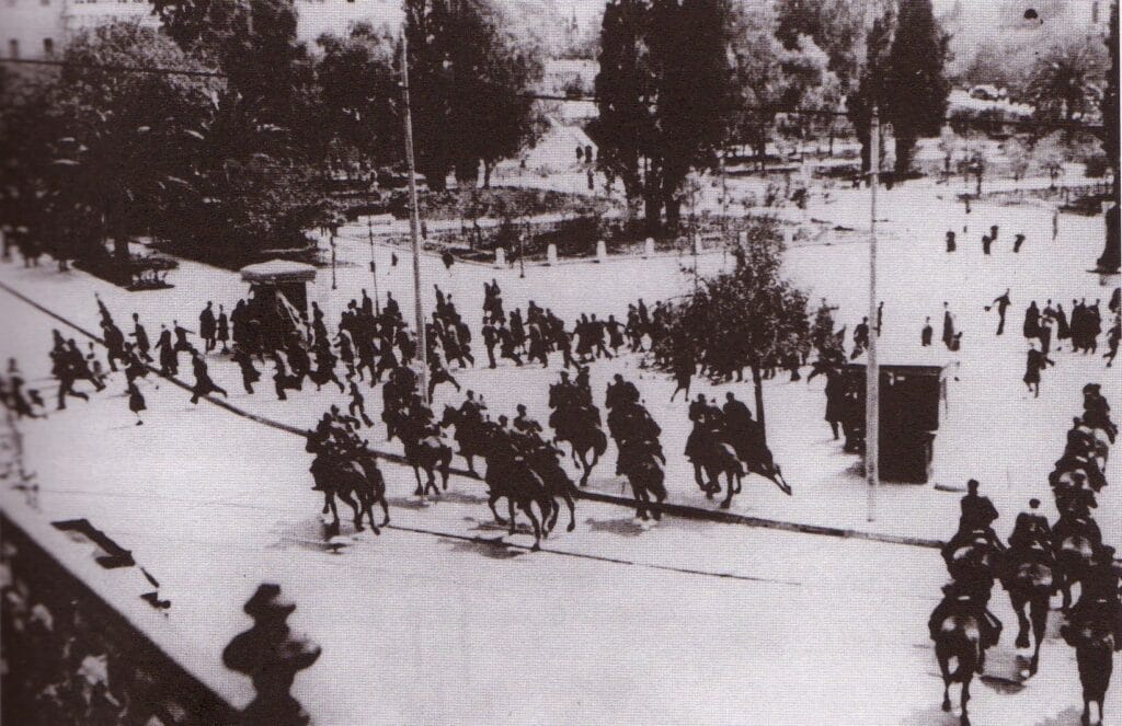 Ιταλοί ιππείς επιτίθενται στον κόσμο στο κάτω μέρος της πλατείας Συντάγματος, 1943