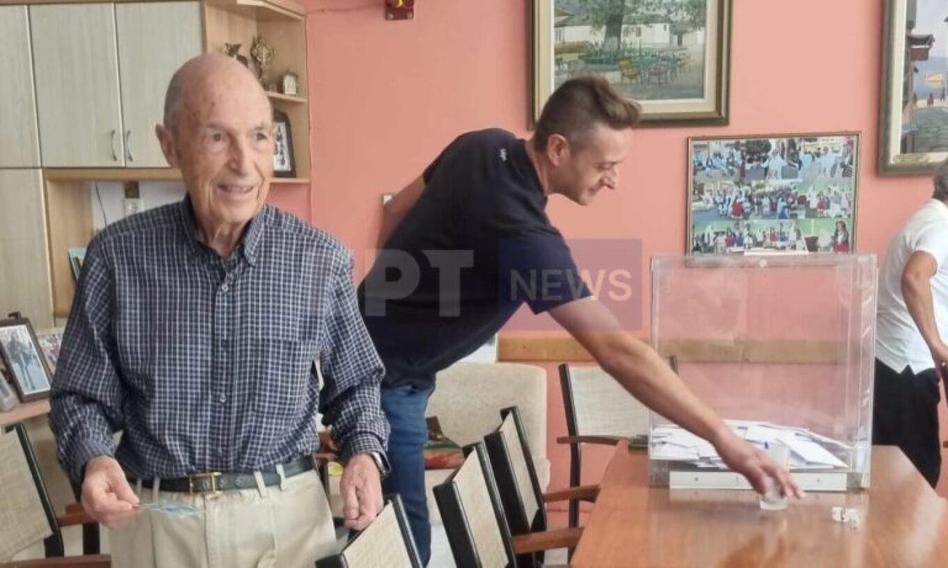 ο Κ. Σημίτης σε εκλογικό κέντρο στο ΚΑΠΗ Αγίων Θεοδώρων