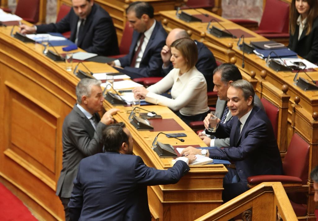 ο Nίκος Παππάς χάρισε στον πρωθυπουργό στη Βουλή (12/11) το βιβλίο του ‘Μ.Μ.Ε την άδειά σας’ (2023) με την αφιέρωση: ‘Στον Κυριάκο Μητσοτάκη με θερμές ευχαριστίες για την εφαρμογή του νόμου 4339/2015 από το 2019 μέχρι σήμερα.’ 
