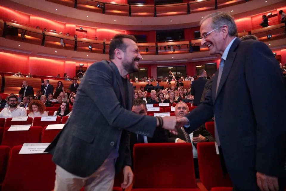 O K. Mητσοτάκης κατά τη συζήτηση στη Βουλή για τον απολογισμό της φετινής αντιπυρικής περιόδου (23/10) είχε αποχωρήσει όταν πήρε τον λόγο ο Ν. Παππάς ως κοινοβουλευτικός εκπρόσωπος της αξιωματικής αντιπολίτευσης εξηγώντας αργότερα: “Δεν αναγνωρίζω τον 13-0, δεν θα μιλήσω και δεν θα χαριεντιστώ”, ανατρέχοντας στην καταδικαστική απόφαση του Ειδικού Δικαστηρίου, στο οποίο η κυβέρνησή του τον είχε παραπέμψει. Αντίθετα, ο Αντώνης Σαμαράς είχε συνομιλήσει μαζί του σε εκδήλωση του Επαγγελματικού Επιμελητηρίου Αθηνών (14/10), παρά την απειλή του στο παρελθόν ότι “Θα σας πάω μέχρι τέλους” για την υπόθεση Νοvartis / Γιάννης Παναγόπουλος, eurokinissi