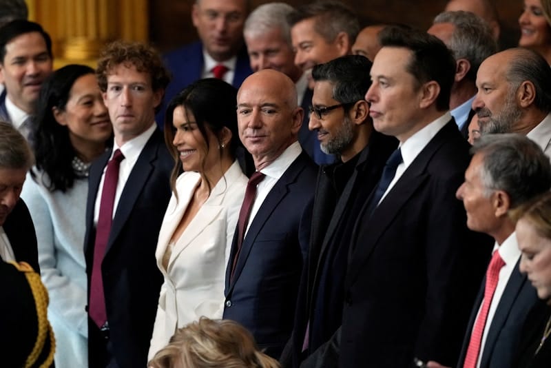 o Mark Zuckerberg της Meta, o Jeff Bezos (Amazon, Blue Origin, Washington Post), o Sundar Pichai (Google) και ο Elon Musk (SpaceX, Tesla, Twitter) στην ορκωμοσία / Julia Demaree Nikhinson, Pool via Reuters