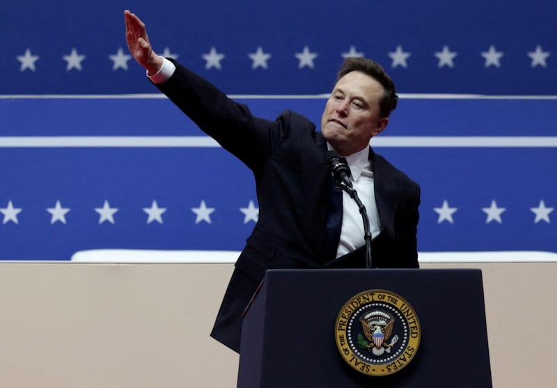 ο Elon Musk κάνει ναζιστική χειρονομία κατά την παρέμβασή του στην Capital One Arena / Mike Segar, Reuters