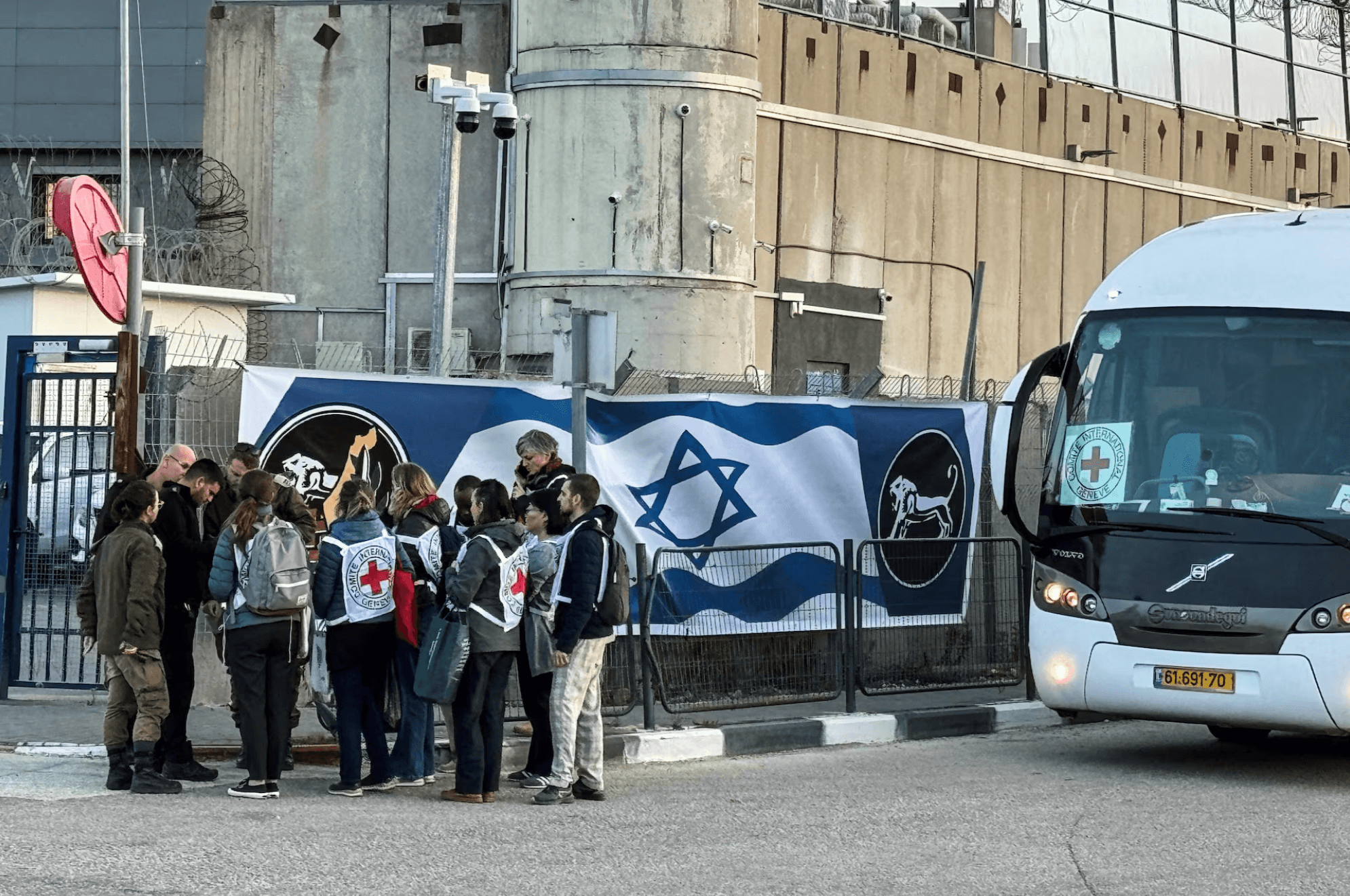 Ισραηλινοί στρατιώτες και μέλη του Ερυθρού Σταυρού στη στρατιωτική φυλακή Ofer, κοντά στη Ραμάλα, κατεχόμενη Δυτική Όχθη / Sinan Abu Mayzer, Reuters