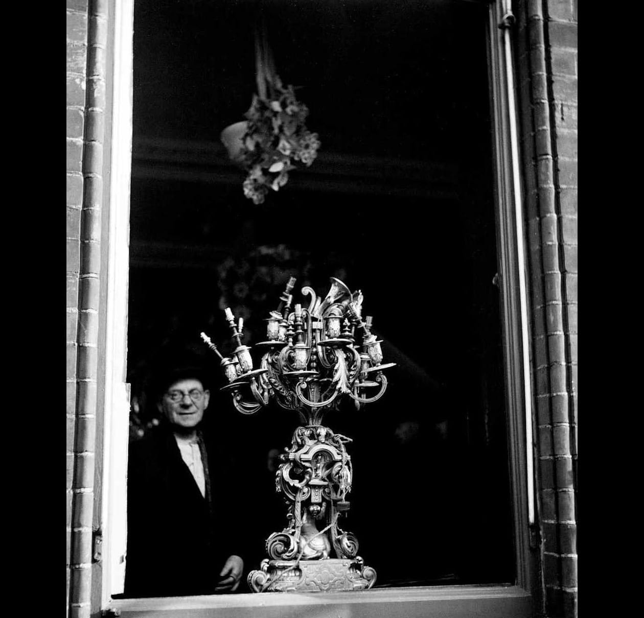 ‘Το Baroque, που έγινε Rococo’ > ένα περίτεχνο μανουάλι έχασε το σχήμα και τη συμμετρία του μετά από βομβαρδισμό στο Λονδίνο, 1940