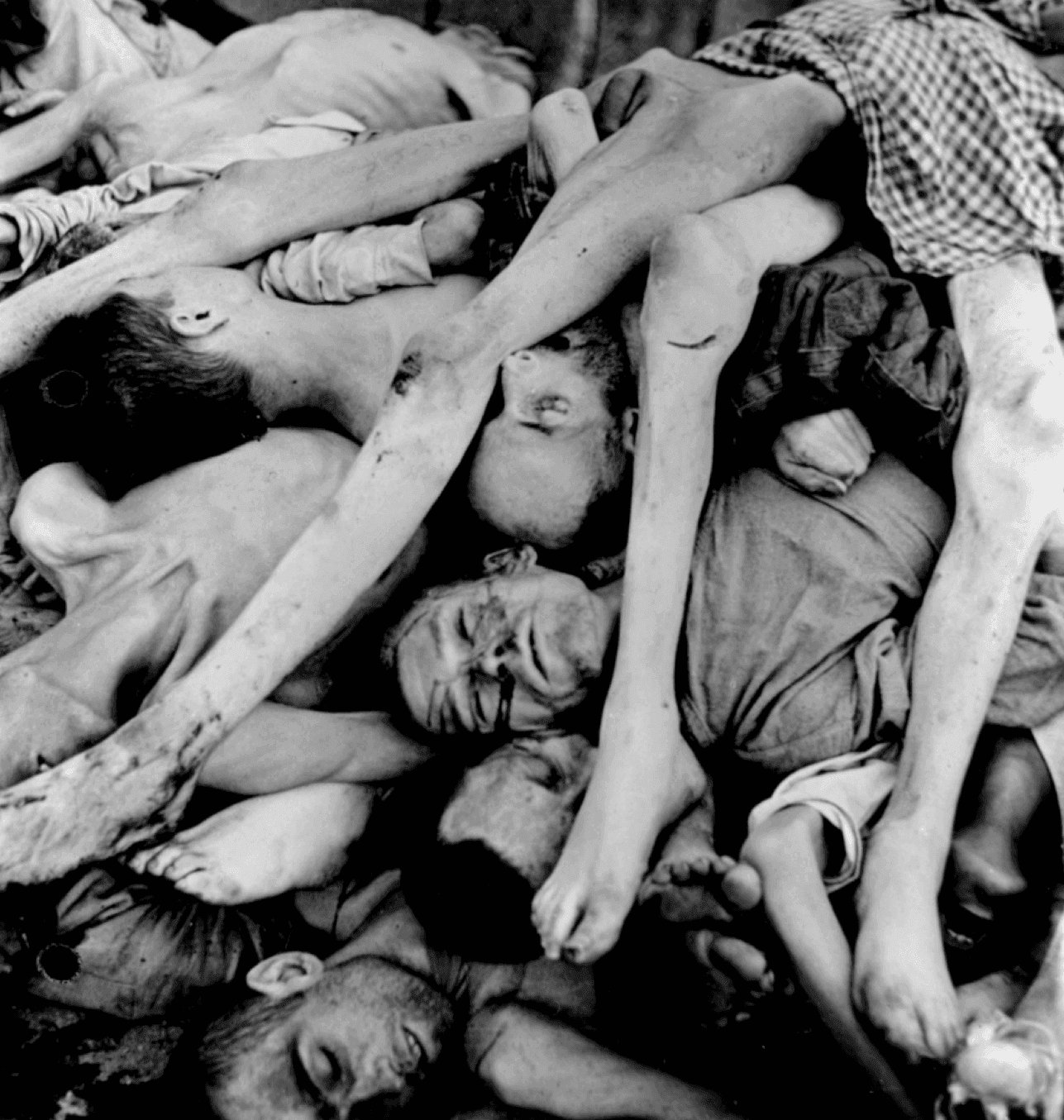 στην αυλή του κρεματόριου του Buchenwald, μέσα Απριλίου 1945