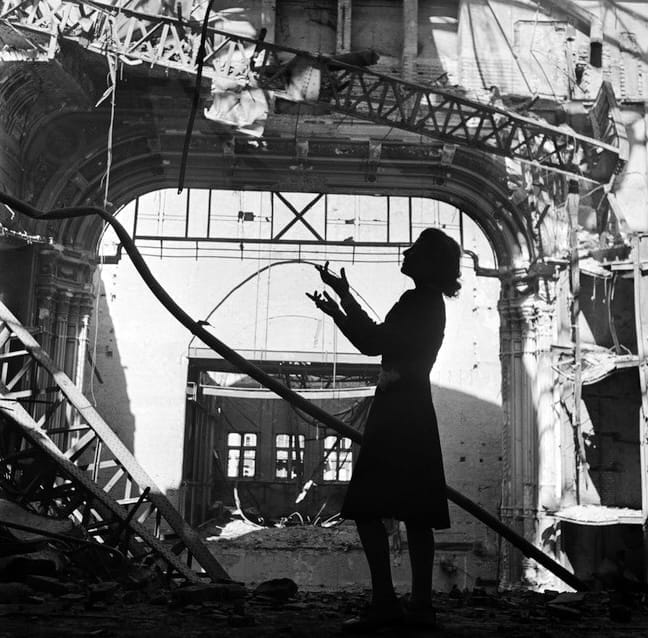 η σοπράνο Irmgard Seefried ερμηνεύει τη ‘Madame Butterfly’, στα ερείπια της Όπερας της Βιέννης (1945)