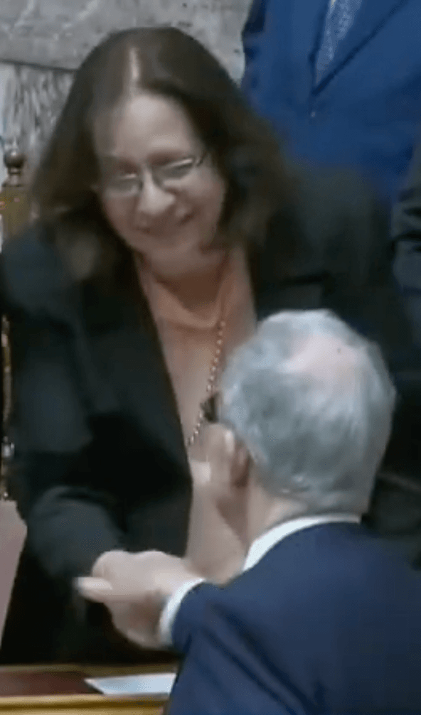 χειραψία του Κ. Τασούλα με την εισαγγελέα του Αρείου Πάγου, Γεωργία Αδειλίνη μετά την ορκωμοσία του στη Βουλή