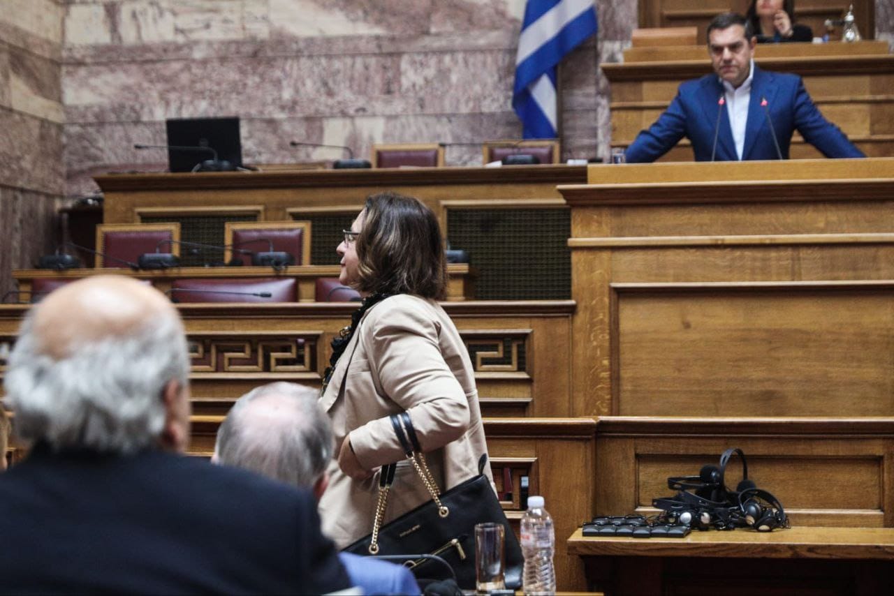 η ίδια ανώτατη δικαστικός είχε αποχωρήσει κατά τη διάρκεια της ομιλίας του Αλέξη Τσίπρα στην αίθουσα Γερουσίας της Βουλής (01/11/2024), ενώ ασκούσε κριτική για τους χειρισμούς της δικαιοσύνης στα κομβικά ζητήματα των υποκλοπών, των Τεμπών και του ναυαγίου της Πύλου. “Επιβάλλεται η εκτελεστική αλλά και η δικαστική εξουσία, που πρέπει να ακούει κιόλας, να κάθεται και να ακούει … να σταθεί στο ύψος των περιστάσεων για να μπορούμε να μιλάμε πραγματικά για εμβάθυνση του κράτους δικαίου, για μια ισχυρή και όχι για μια πάσχουσα δημοκρατία.”, είχε σχολιάσει ο πρώην πρωθυπουργός. 