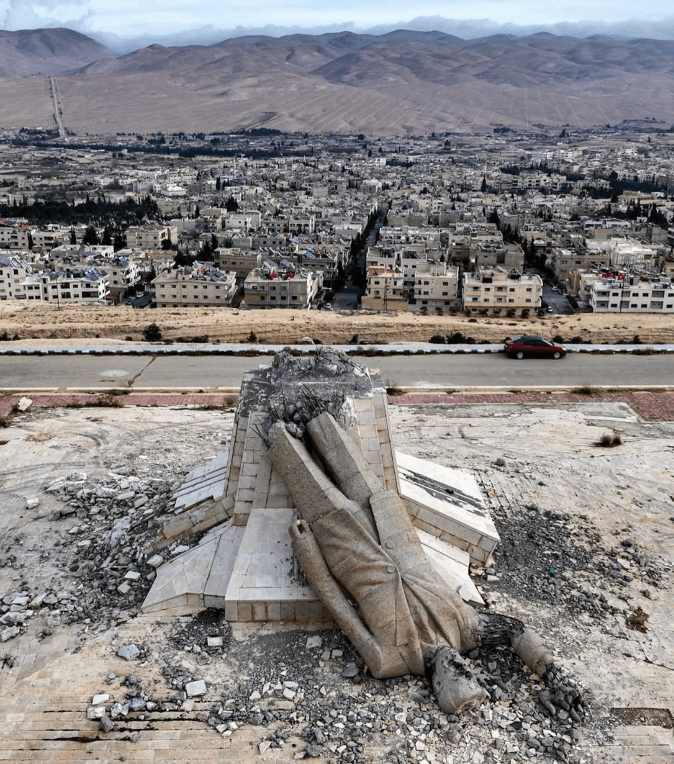 κατεστραμμένο το μεγαλύτερο άγαλμα του Ηafez Al-Assad, πατέρα του Bashar, που έστεκε στην Deir Atiyah, περίπου 88 χιλιόμετρα βόρεια της Δαμασκού και στον δρόμο προς τη Homs / Omar Haj Kadour, AFP 