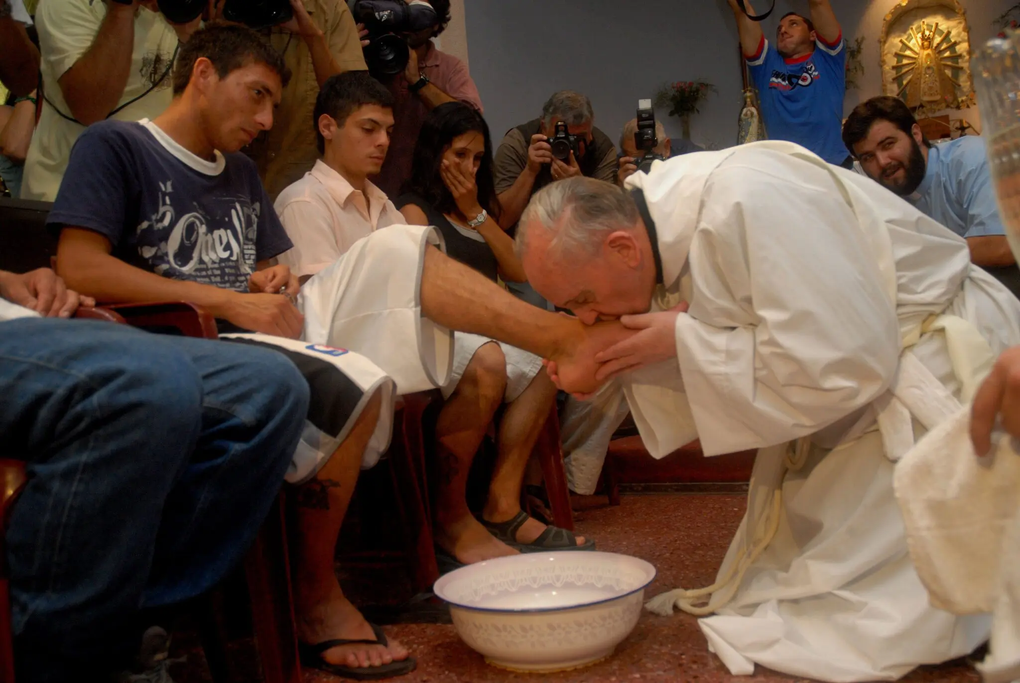 ο τότε καρδινάλιος Jorge Mario Bergoglio φιλά το πόδι τοξικοεξαρτημένου Μεγάλη Πέμπτη του 2008 στο Buenos Aires / Enrique Garcia Medina, European Press photo agency, nytimes.com