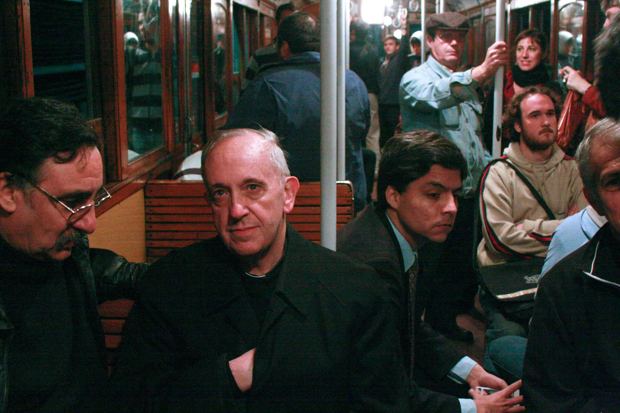  ο τότε καρδινάλιος Jorge Mario Bergoglio στο μετρό του Buenos Aires το 2008 / Pablo Leguizamon, Associated Press, nytimes.com