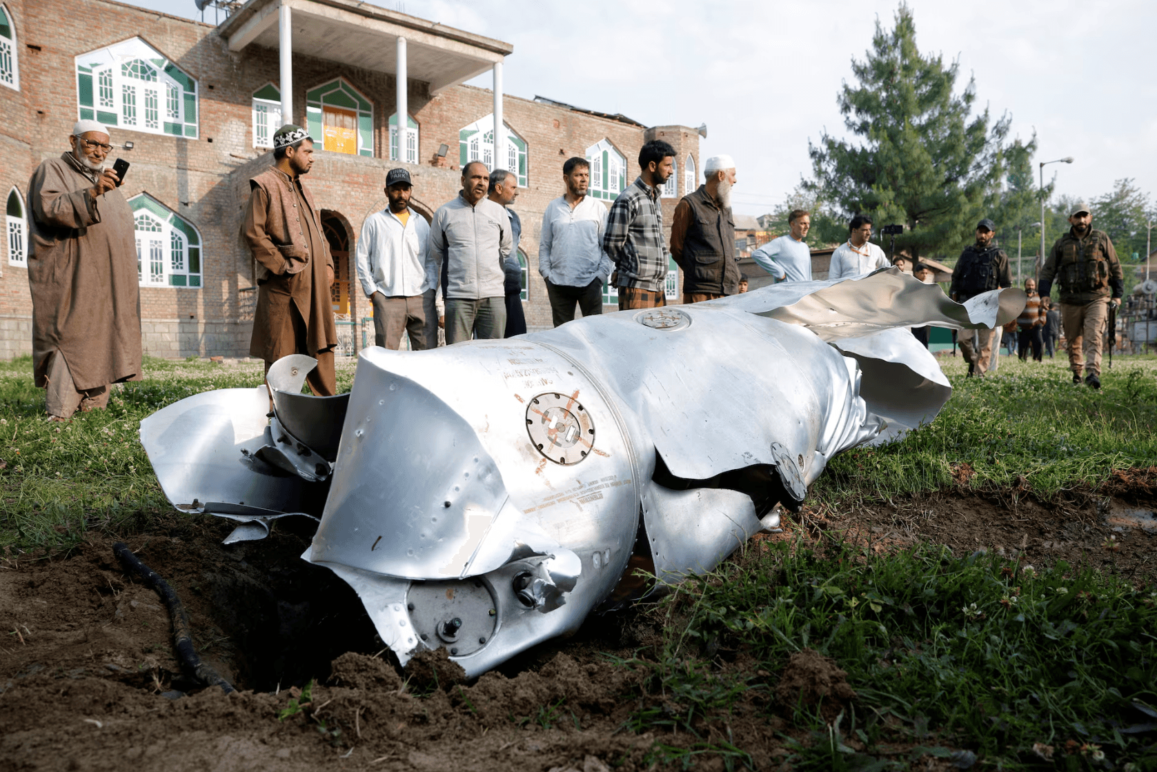 συντρίμμια αεροσκάφους στη Wuyan, προάστιο Pulwama του ινδικού Κασμίρ / Sharafat Ali, Reuters