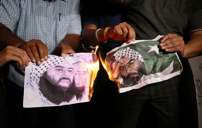 φωτιά σε φωτογραφίες του Masood Azhar, ιδρυτή της Jaish-e-Mohammad στο Ahmedabad της Ινδίας τον Μάιο του 2019 / Amit Dave, Reuters