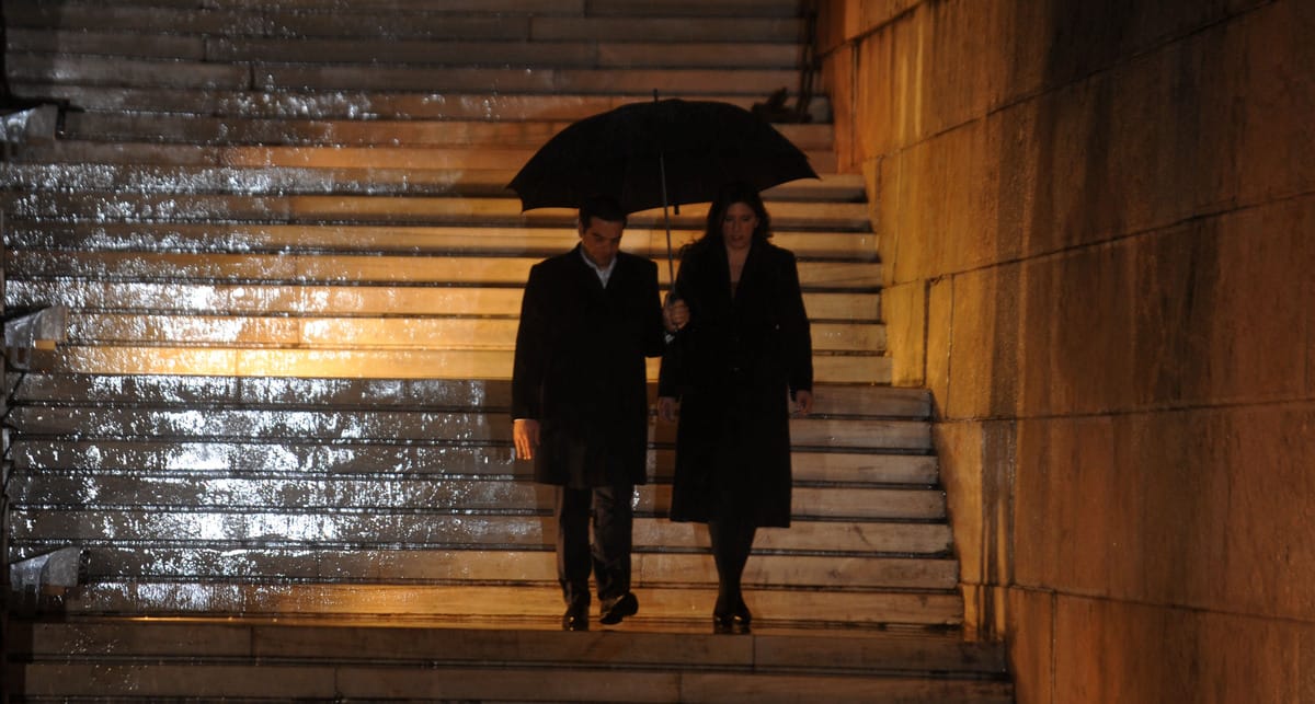 ο Αλέξης Τσίπρας και η Ζωή Κωνσταντοπούλου κατευθύνονται προς το Μνημείο του Άγνωστου Στρατιώτη, όπου ο νέος Πρόεδρος της Δημοκρατίας, Προκόπης Παυλόπουλος θα κατέθετε στεφάνι, αμέσως μετά την ορκωμοσία του στη Βουλή, την Παρασκευή 13 Μαρτίου 2015 (Eurokinissi)