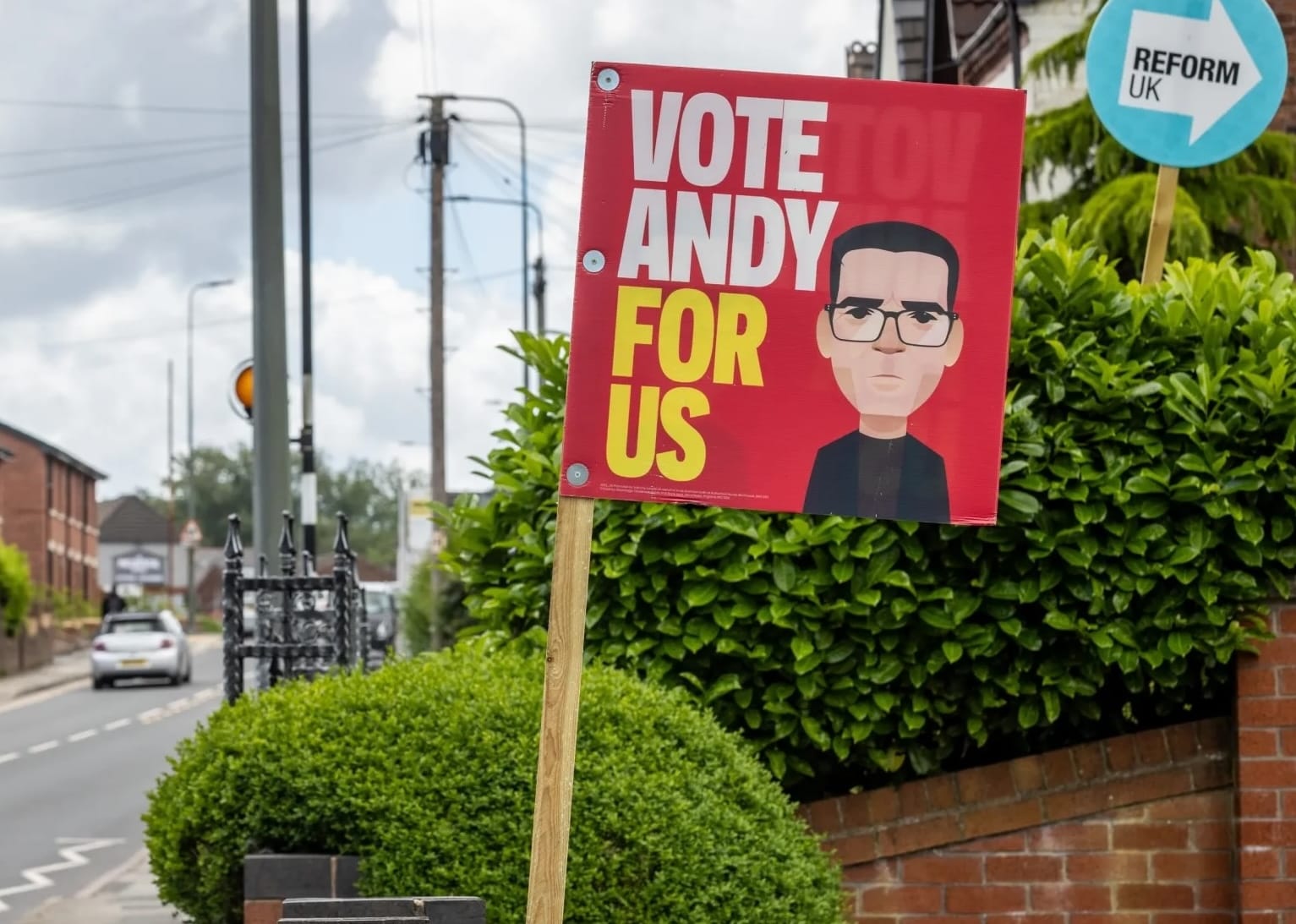 Στο τρένο για Λονδίνο από Manchester o Andy Burnham μετά την παραίτηση Keir Starmer